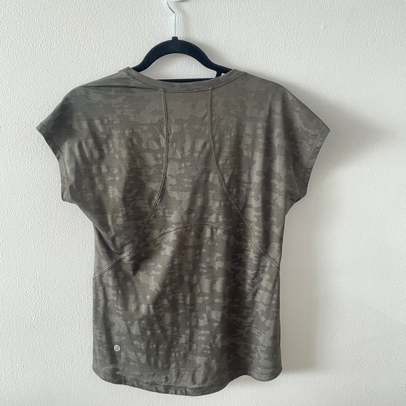 Lululemon Miles Ahead Short Sleeved T Shirt. Size 4 Camo Green Print - Picture 4 of 6